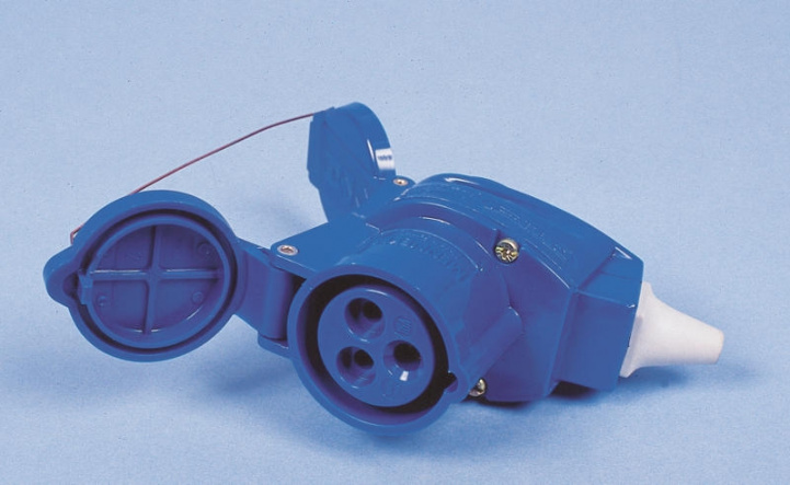 Kulmaliitin CEE 230 V ryhmässä Matkailuvaunu & Matkailuauto / Elektroniikka / Liitäntäkaapelit @ Campmarket (64196)