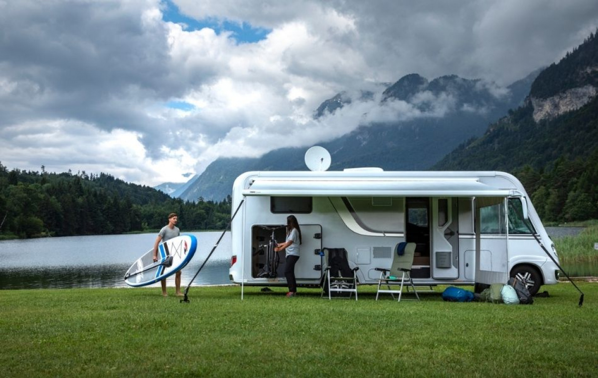 Thule Omnistor 5200 Valkoinen Kotelo ryhmässä Etuteltat & Markiisit / Markiisit / Matkailuauto Markiisit / Thule/Omnistor / Seinään Asennettavat @ Campmarket (66971)