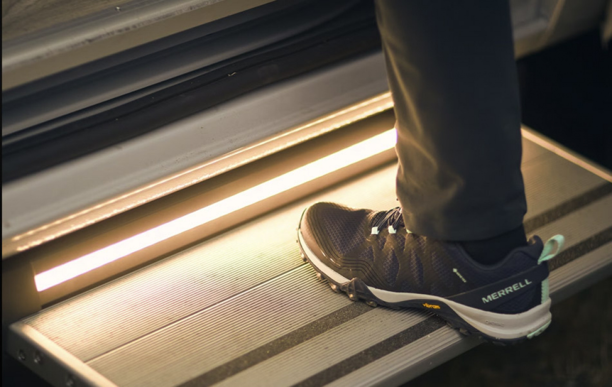 Thule LED Sarja Slideout V12/18 ryhmässä Matkailuvaunu & Matkailuauto / Koriosat / Asennetut Askelmat @ Campmarket (67656)