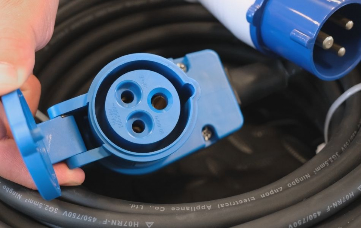 Liitäntäkaapeli CEE Kulma 25m ryhmässä Matkailuvaunu & Matkailuauto / Elektroniikka / Liitäntäkaapelit @ Campmarket (67853)