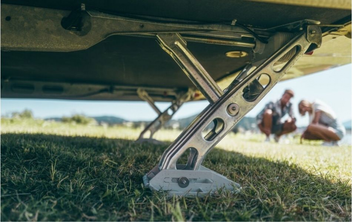 AL-KO UP4 Sähköiset Tukijalat - Asuntovaunu ryhmässä Matkailuvaunu & Matkailuauto / Koriosat / Tukijalat @ Campmarket (68775)