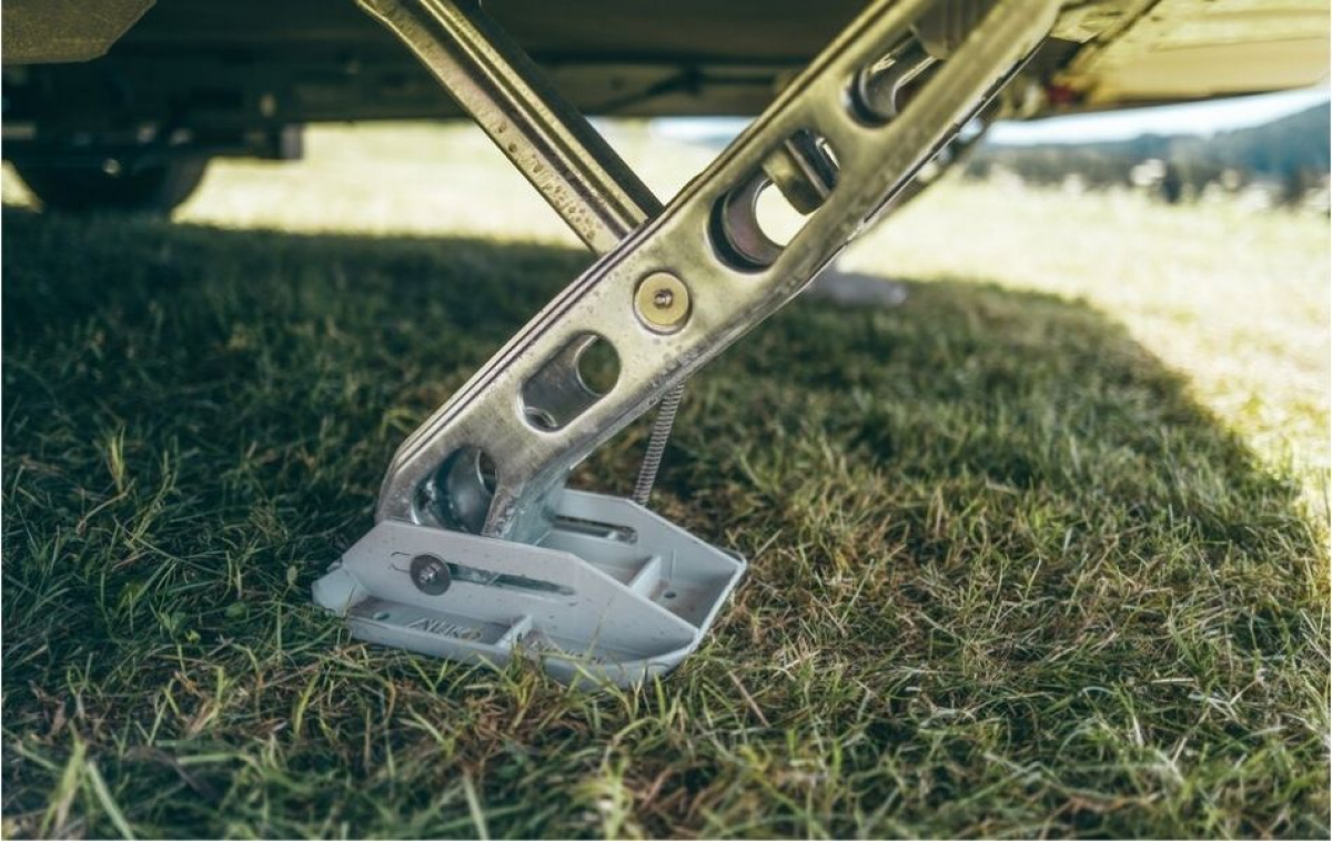 AL-KO UP4 Sähköiset Tukijalat - Asuntovaunu ryhmässä Matkailuvaunu & Matkailuauto / Koriosat / Tukijalat @ Campmarket (68775)