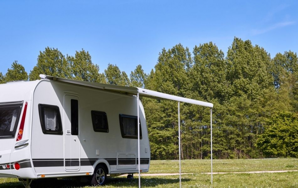 Thule Omnistor 6300 Kattoasennettava Valkoinen Laatikko ryhmässä Etuteltat & Markiisit / Markiisit / Matkailuauto Markiisit / Thule/Omnistor / Kattoon Asennettavat @ Campmarket (68796)