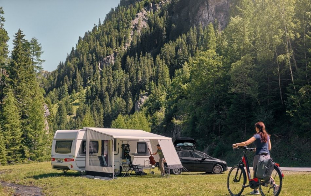 Thule Omnistor 6300 Kattoasennettava Valkoinen Laatikko ryhmässä Etuteltat & Markiisit / Markiisit / Matkailuauto Markiisit / Thule/Omnistor / Kattoon Asennettavat @ Campmarket (68796)