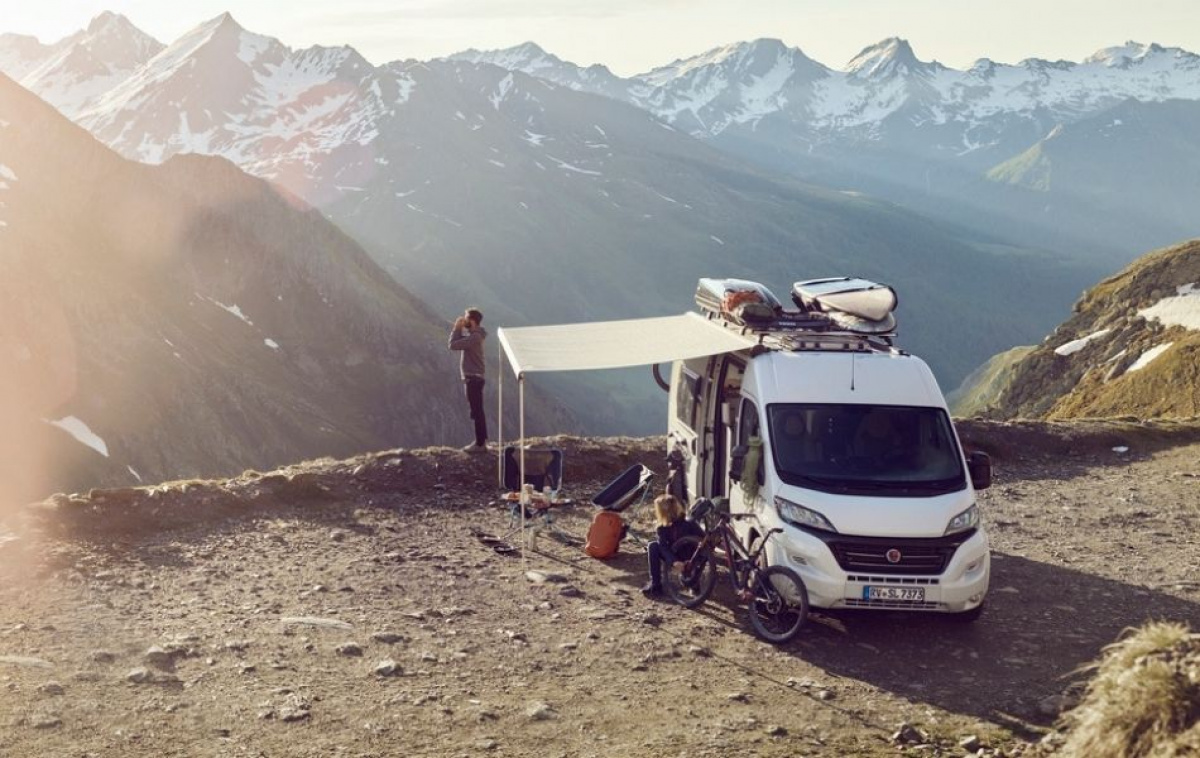 Thule Omnistor 6300 Kattoasennettava Anodisoitu Kotelo ryhmässä Etuteltat & Markiisit / Markiisit / Matkailuauto Markiisit / Thule/Omnistor / Kattoon Asennettavat @ Campmarket (68809)