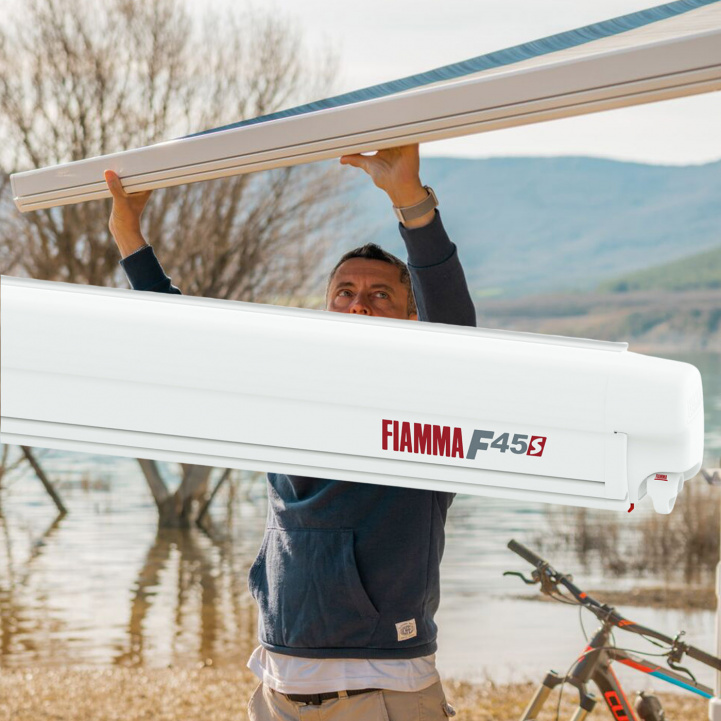Fiamma F45 S Valkoinen ryhmässä Etuteltat & Markiisit / Markiisit / Matkailuauto Markiisit / Fiamma / Seinään Asennettavat @ Campmarket (69601)