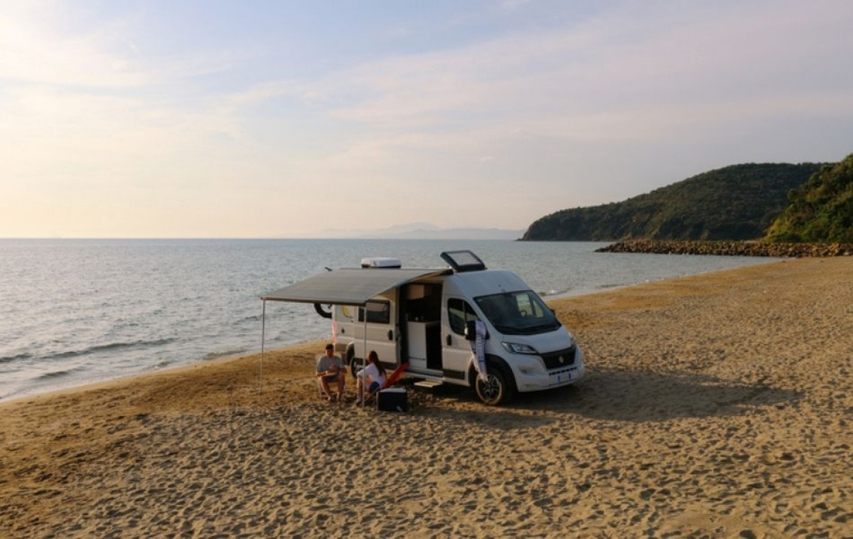 IndelB Kattoon Asennettava AC Plein-Aircon 12V 1200W ryhmässä Matkailuvaunu & Matkailuauto / Lämmitys & Ilmastointi / Ilmastointi / Kattoon Asennettavat @ Campmarket (81009)