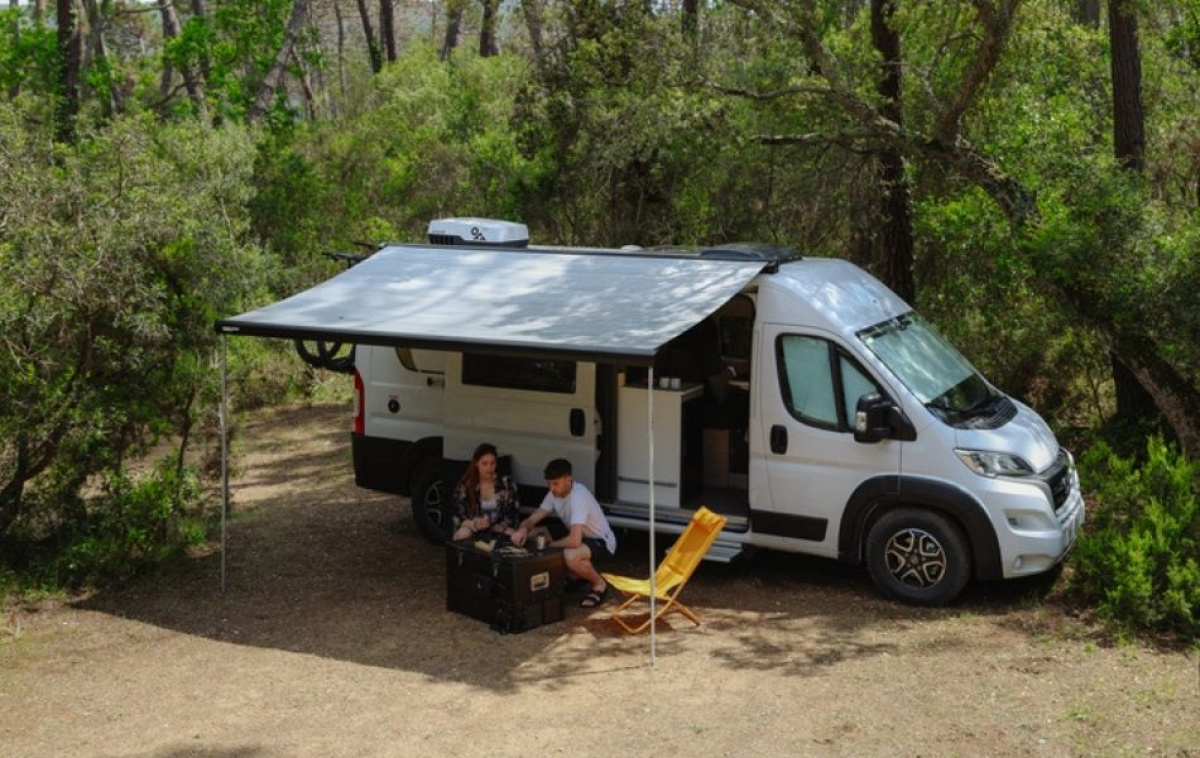 IndelB Kattoon Asennettava AC Plein-Aircon 12V 1200W ryhmässä Matkailuvaunu & Matkailuauto / Lämmitys & Ilmastointi / Ilmastointi / Kattoon Asennettavat @ Campmarket (81009)