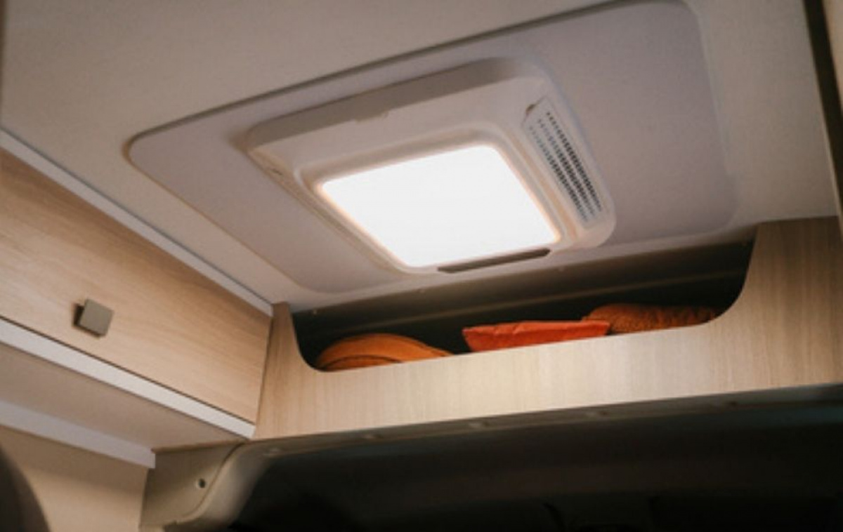 Sisäyksikkö Lightbox Plein-Aircon AC:lle ryhmässä Matkailuvaunu & Matkailuauto / Lämmitys & Ilmastointi / Ilmastointi / Lisätarvikkeet @ Campmarket (81012)