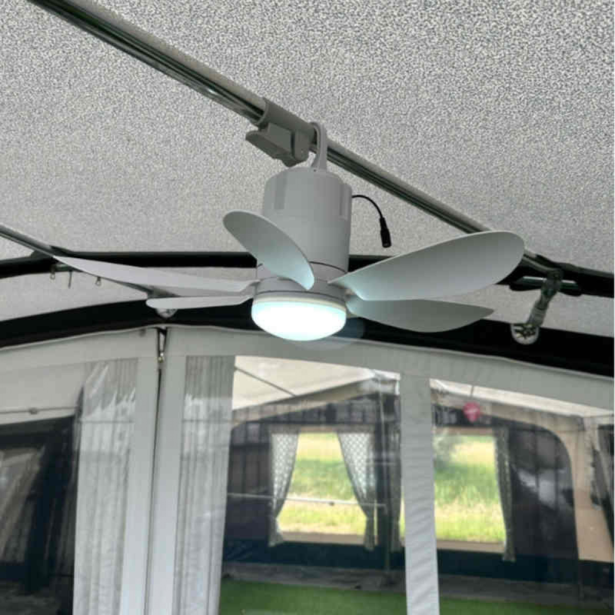 Ladattava Tuuletin Lampulla ryhmässä Matkailuvaunu & Matkailuauto / Lämmitys & Ilmastointi / Tuulettimet & Kamiinat @ Campmarket (82790)