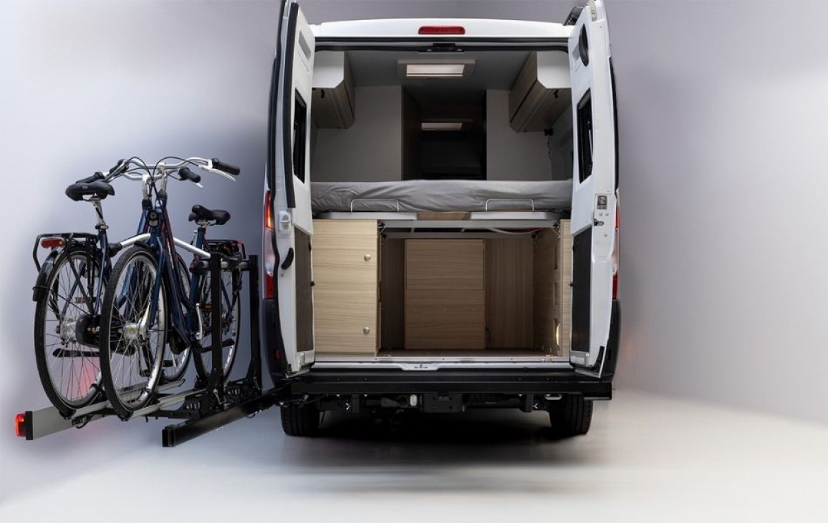 Memo Kääntyvä Pyöräteline Van-Star Adventure Sprinter/Crafter ryhmässä Matkailuvaunu & Matkailuauto / Koriosat / Polkupyörätelineet / Pakettiautot @ Campmarket (85160)